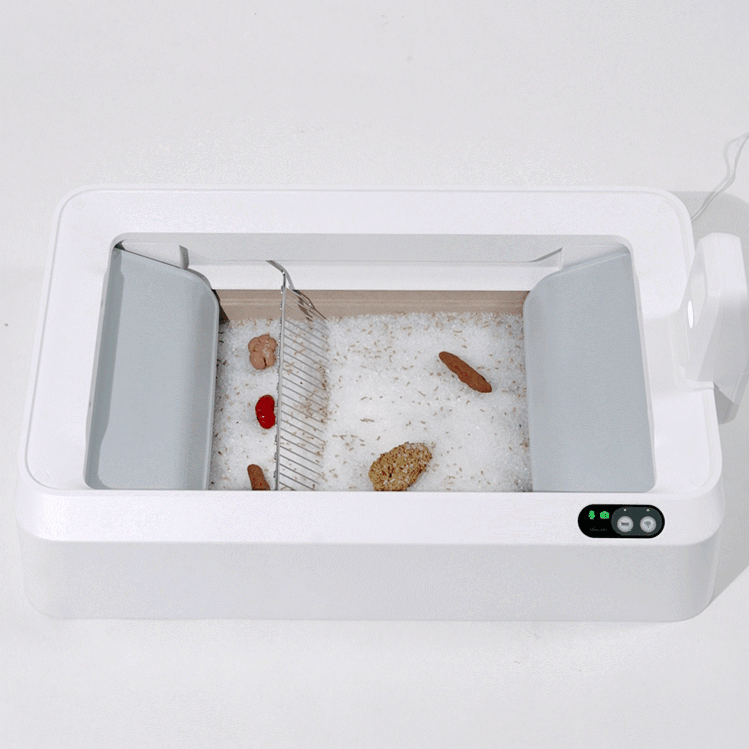 Dual waste trap with two-way raking provides efficient cleaning and scoop-free use